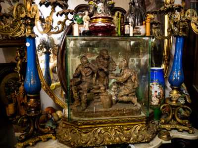 L�esemplare a cui � pi� legato � una scultura rinchiusa in una teca che rappresenta un gruppo di tre uomini in pose plastiche. �Viene dalla scuola di Caltagirone: � del 1860 - spiega -. � un pezzo unico per la maestria con cui � realizzato: i personaggi scolpiti sono addirittura vestiti con abiti di terracotta�